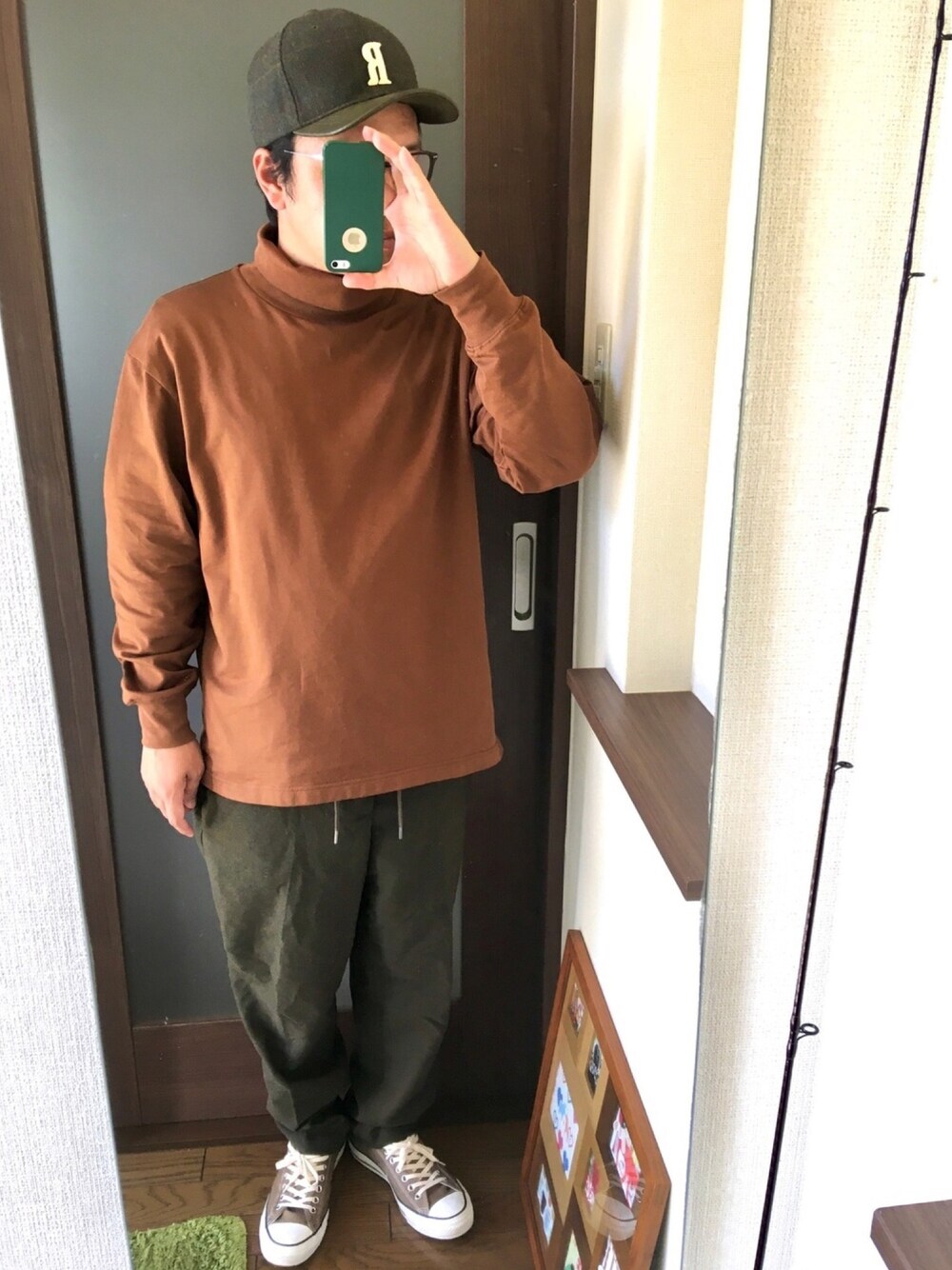 「秋のコーデ、シンプル、オトナカジュアル、ラフ、休日スタイル、プチプラ、コンバース、ブラウン、タートルネック、UNIQLO U」｜「RubenのPU×ツイード チェックCAP（キャップ、グリーン系）」を使った、masa.ncoさん（メンズ・168cm）の秋コーディネートの1枚目の写真