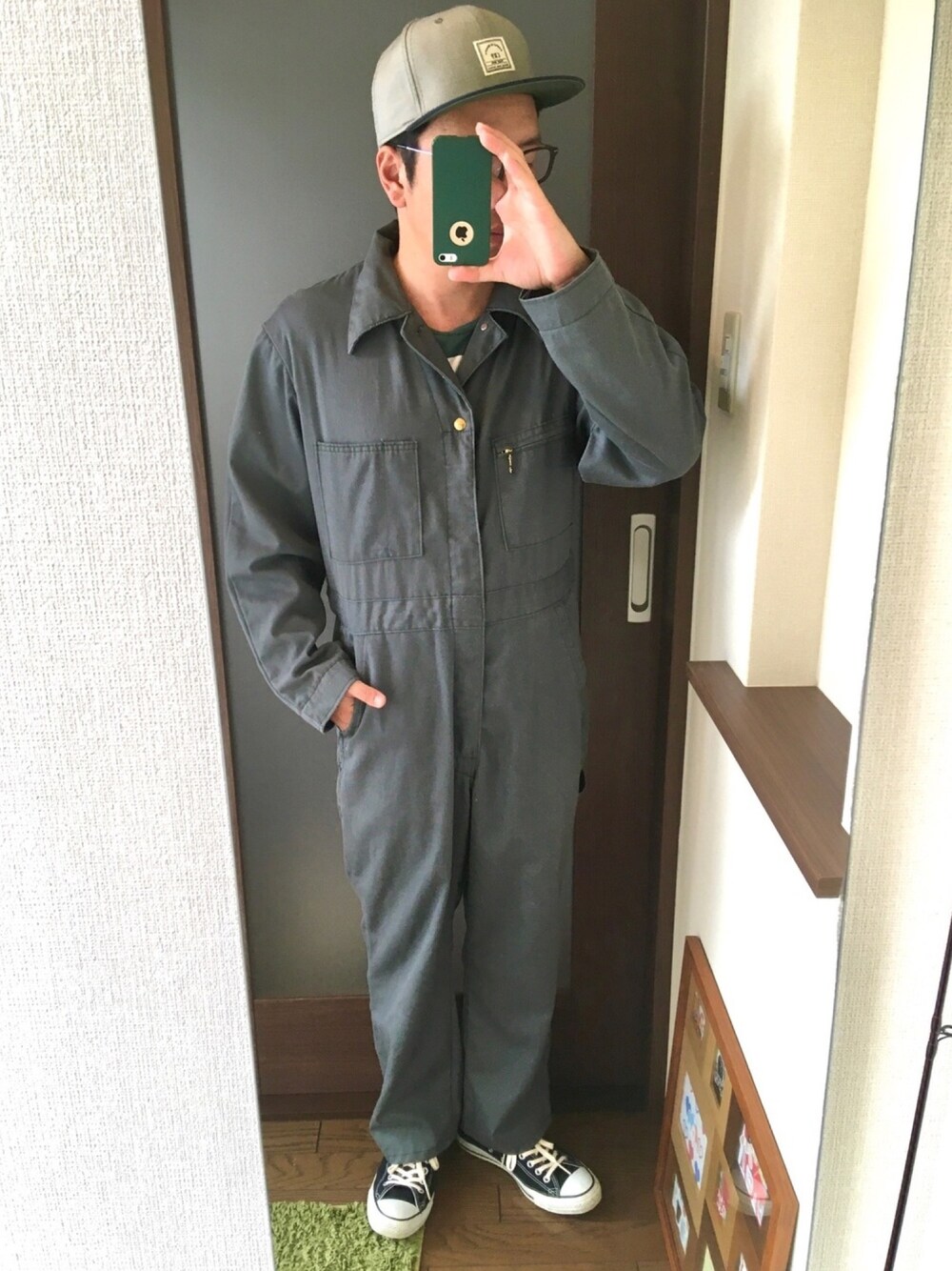 「オールインワン、つなぎ、シンプル、ラフ、ストリート、古着MIX、converse、スニーカー」｜「no brandのアイテム（キャップ、グレー系）」を使った、masa.ncoさん（メンズ・168cm）の秋コーディネートの1枚目の写真