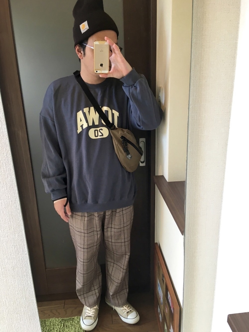 「冬コーデ、休日コーデ、シンプル、ビッグシルエット、スニーカー、プチプラコーデ、アースカラー、スウェット、チェック、ニット帽」｜「CarharttのCarhartt カーハート アクリル Watch ニット帽（ニットキャップ/ビーニー、ブラウン系）」を使った、masa.ncoさん（メンズ・168cm）の冬コーディネートの1枚目の写真