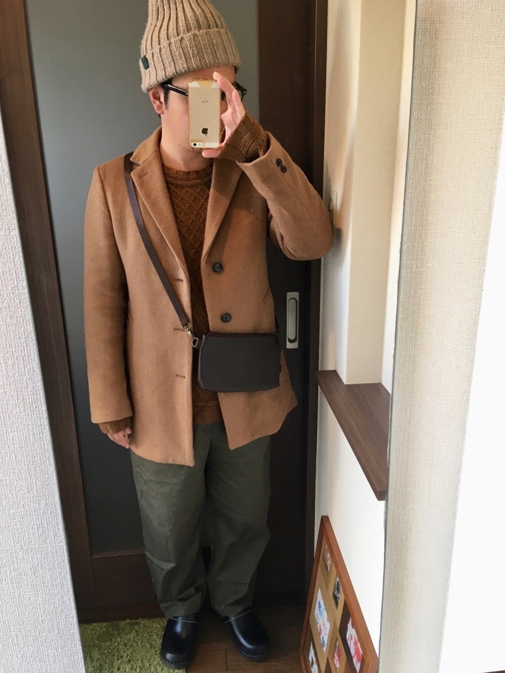 「冬コーデ、キレイめ、休日スタイル、チノパン、チェスターコート、ベージュ、GU、ショルダーバッグ、ケーブルニット」｜「GUのアイテム（ニットキャップ/ビーニー、ベージュ系）」を使った、masa.ncoさん（メンズ・168cm）の冬コーディネートの1枚目の写真