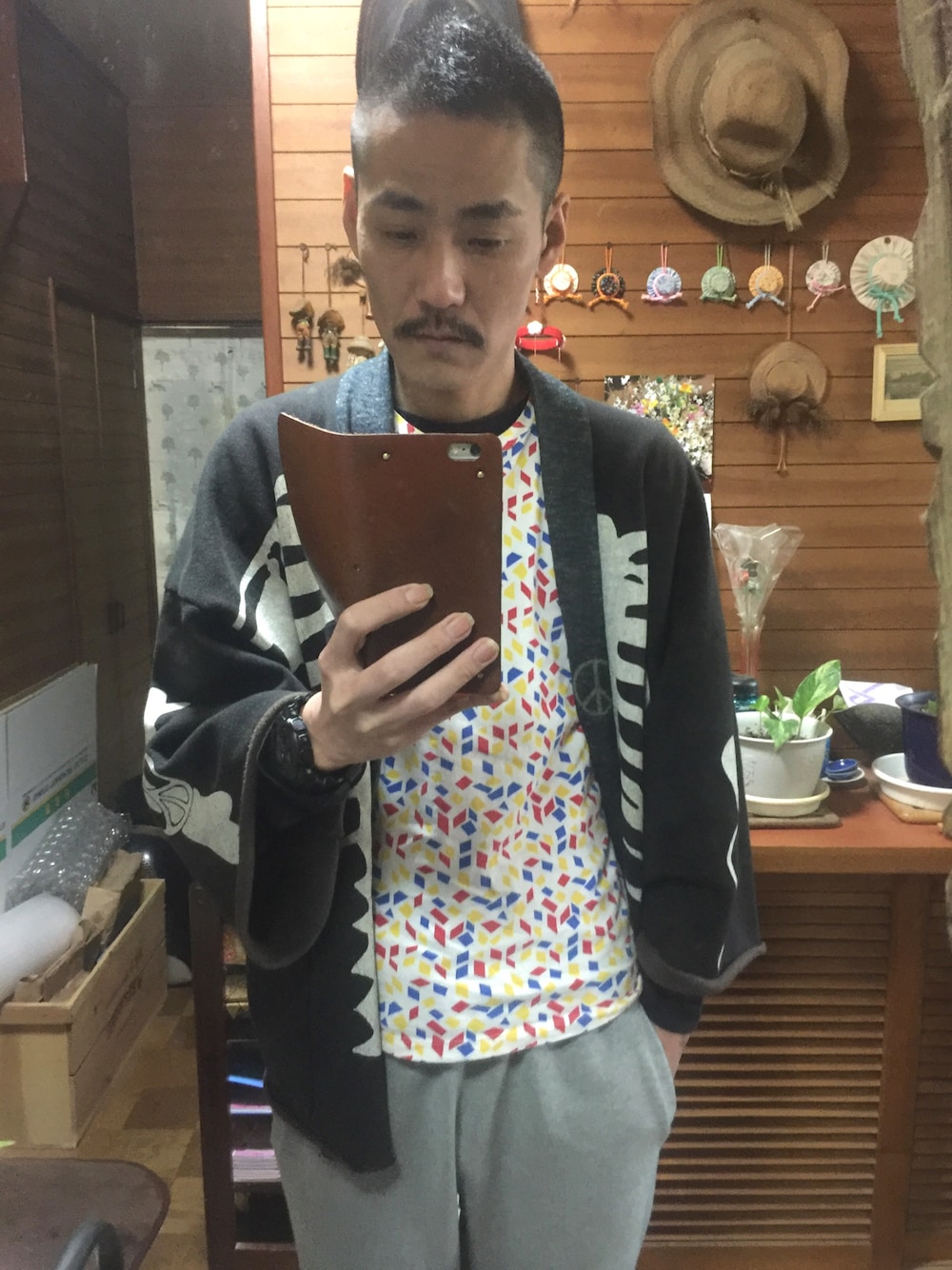 「ソフトモヒカン、モヒカン、KAPITAL、法被、ユニクロ、UT、Tシャツ、Nudie jeans、スウェットパンツ、gshock」｜「KAPITALのアイテム（その他アウター、ブラック系）」を使った、 Beatnik BeaTの中の人さん（メンズ・175cm）の冬コーディネートの1枚目の写真