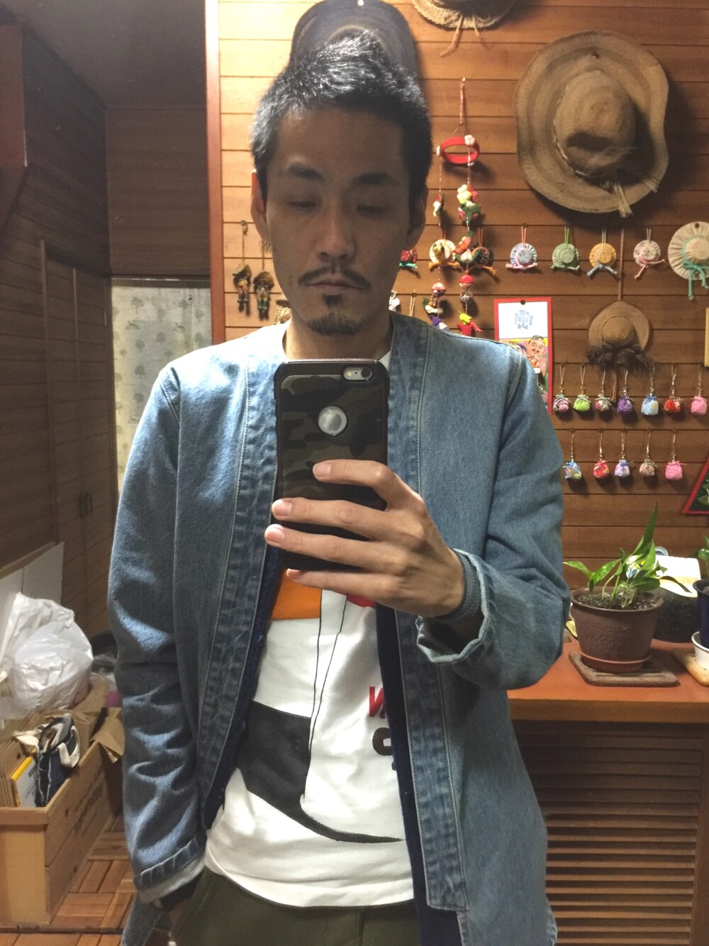 「H&M、デニム、羽織り、ガイジンメイド、GAIJIN MADE、カーディガン、UNIQLO、UT、スウェットパンツ、ユッタニューマン」｜「H&Mのアイテム（ノーカラージャケット、ブルー系）」を使った、 Beatnik BeaTの中の人さん（メンズ・175cm）の秋コーディネートの1枚目の写真