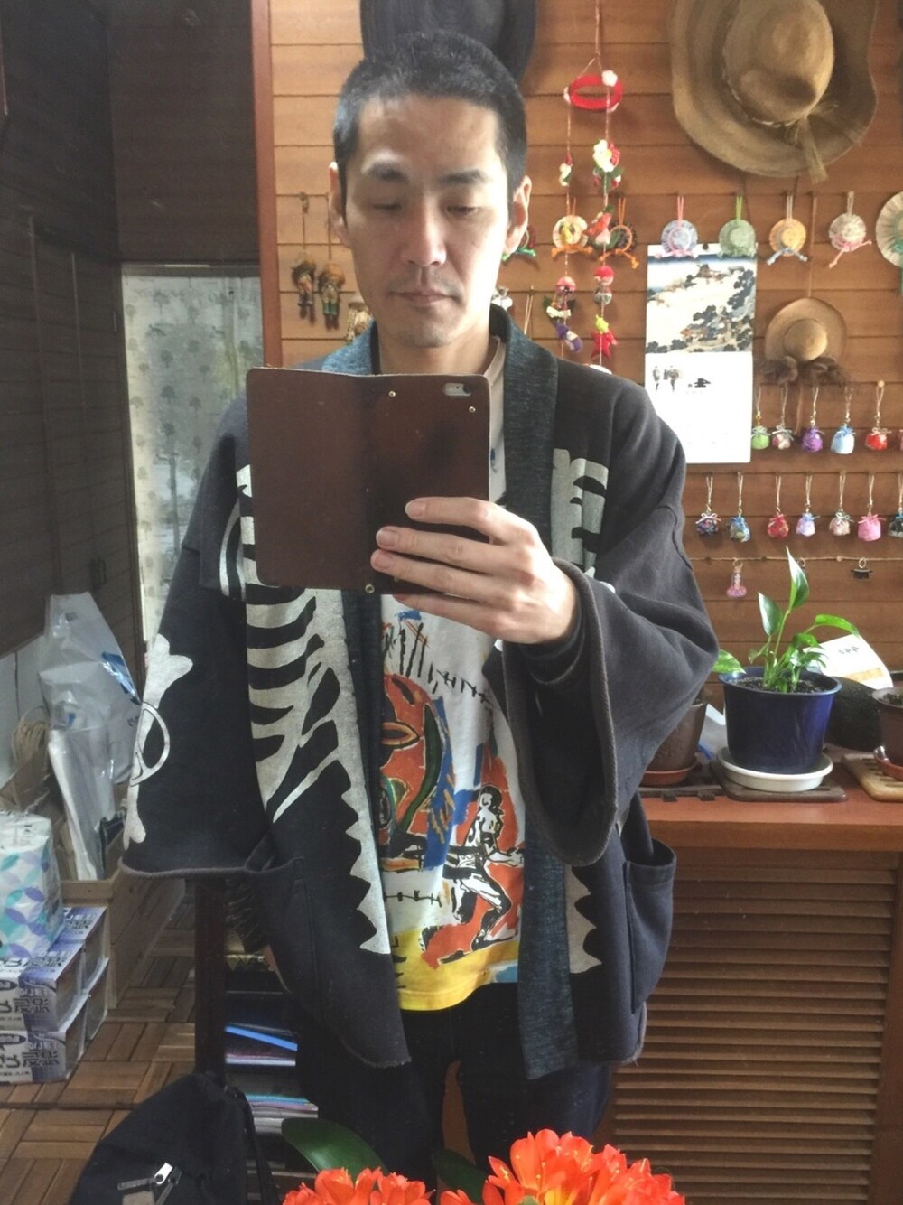「KAPITAL、羽織り、カーディガン、UNIQLO、ユニクロ、UT、ヌーディージーンズ、Nudie jeans、デニム、おうちファッション」｜「KAPITALのアイテム（その他アウター、ブラック系）」を使った、 Beatnik BeaTの中の人さん（メンズ・175cm）の春コーディネートの1枚目の写真
