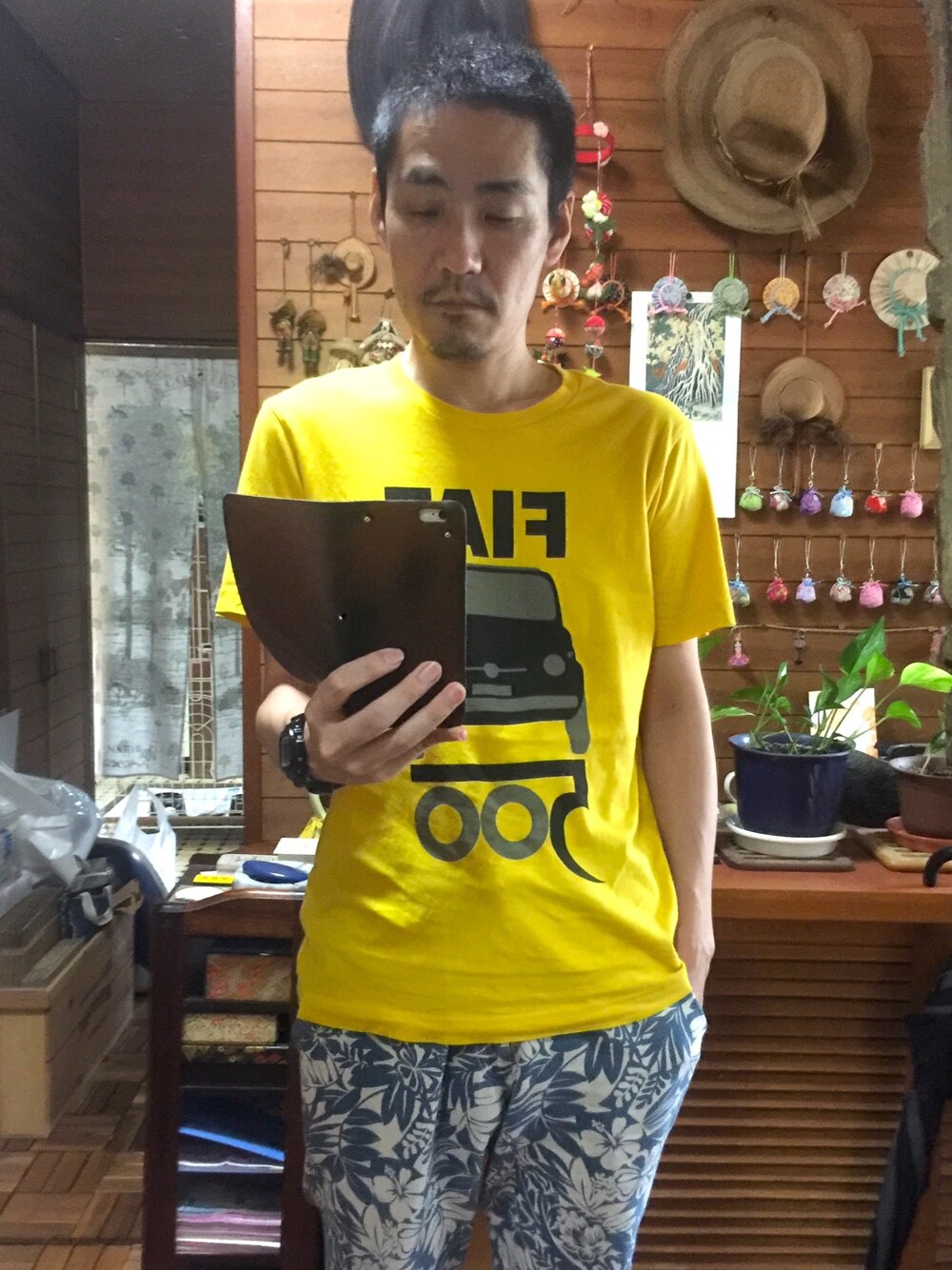 「Tシャツ、ユニクロ、UNIQLO、UT、アーバンリサーチ、URBAN RESEARCH、半端丈パンツ、総柄、夏コーデ、g shock」｜「UNIQLOのアイテム（Tシャツ/カットソー、イエロー系）」を使った、 Beatnik BeaTの中の人さん（メンズ・175cm）の夏コーディネートの1枚目の写真