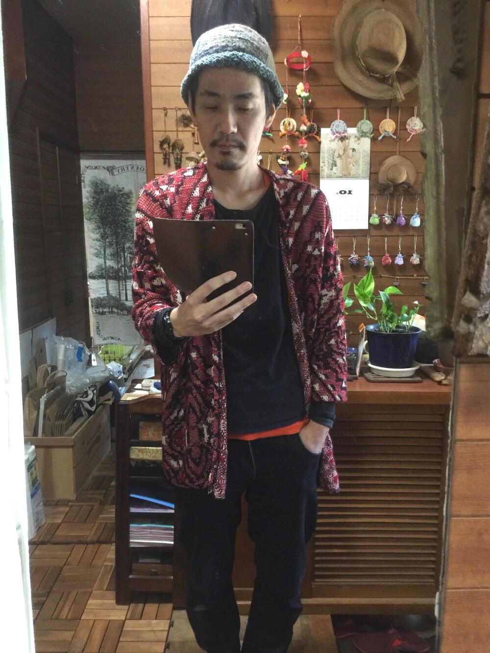 「帽子、KAPITAL、H&M、羽織り、カーディガン、ユニクロ、UNIQLO、ヌーディージーンズ、Nudie jeans、デニム」｜「KAPITALのアイテム（ニットキャップ/ビーニー、ブルー系）」を使った、 Beatnik BeaTの中の人さん（メンズ・175cm）の秋コーディネートの1枚目の写真