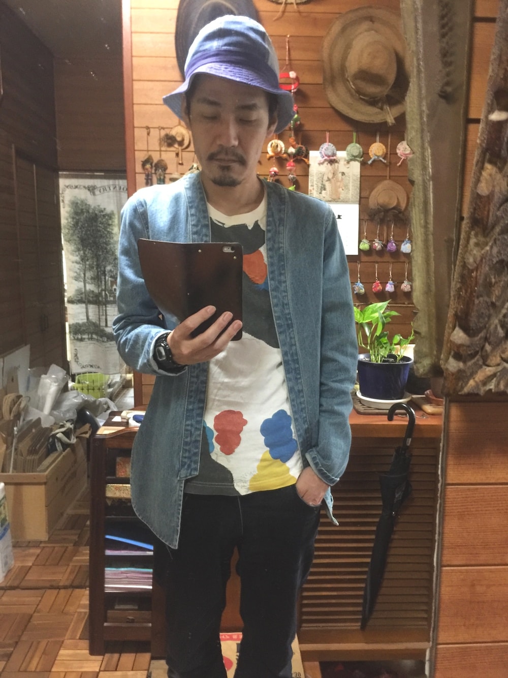 「ハット、デニム、羽織り、H&M、ユニクロ、UNIQLO、Tシャツ、ヌーディージーンズ、Nudie jeans、ヒゲ」｜「no brandのアイテム（ハット、ブルー系）」を使った、 Beatnik BeaTの中の人さん（メンズ・175cm）の秋コーディネートの1枚目の写真