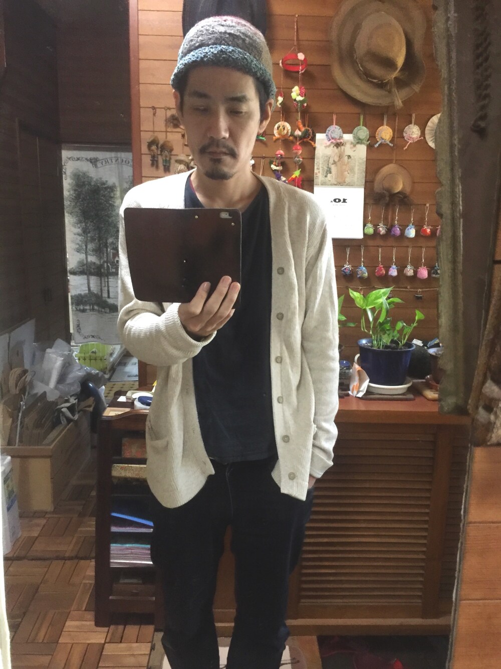 ベージュ系のカーディガン/ボレロ、ブラック系のTシャツ/カットソー、ブラック系のデニムパンツを着用したメンズの秋コーディネートの1枚目の写真