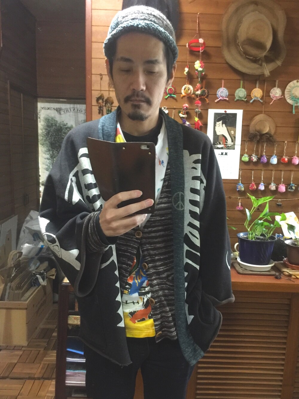 「キャップ、KAPITAL、羽織り、スカル、ユニクロ、UNIQLO、UT、ヌーディージーンズ、Nudie jeans、デニム」｜「KAPITALのアイテム（ニットキャップ/ビーニー、ブルー系）」を使った、 Beatnik BeaTの中の人さん（メンズ・175cm）の秋コーディネートの1枚目の写真