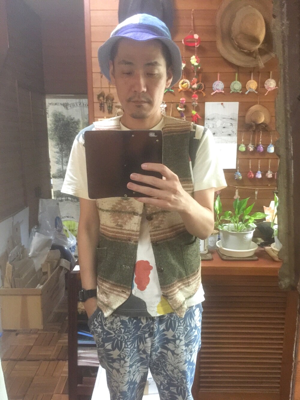 「デニム、ハット、Tシャツ、ユニクロ、UNIQLO、アーバンリサーチ、柄パンツ、イージーパンツ、Gショック、ボウズ」｜「no brandのアイテム（ハット、ブルー系）」を使った、 Beatnik BeaTの中の人さん（メンズ・175cm）の夏コーディネートの1枚目の写真