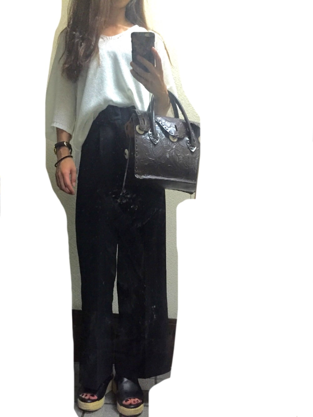 「ワイドパンツ、シロクロ」｜「GRACE CONTINENTALのMaestra S（ハンドバッグ、ブラウン系）」を使った、sssさん（レディース・155cm）の夏コーディネートの1枚目の写真