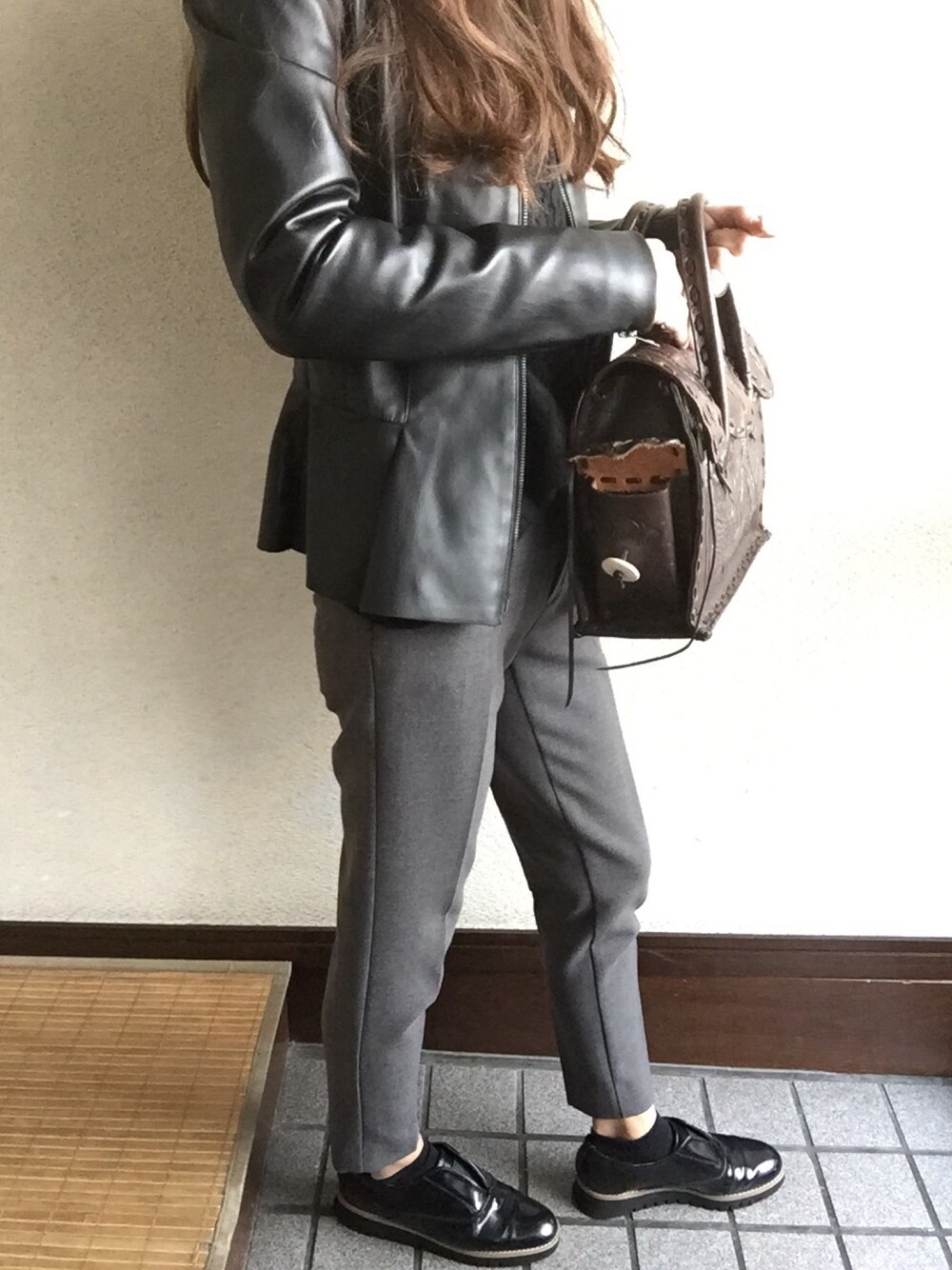 「グレーパンツ、テーパードパンツ、ライダース」｜「ZARAのアイテム（ライダースジャケット、ブラック系）」を使った、sssさん（レディース・155cm）の秋コーディネートの1枚目の写真