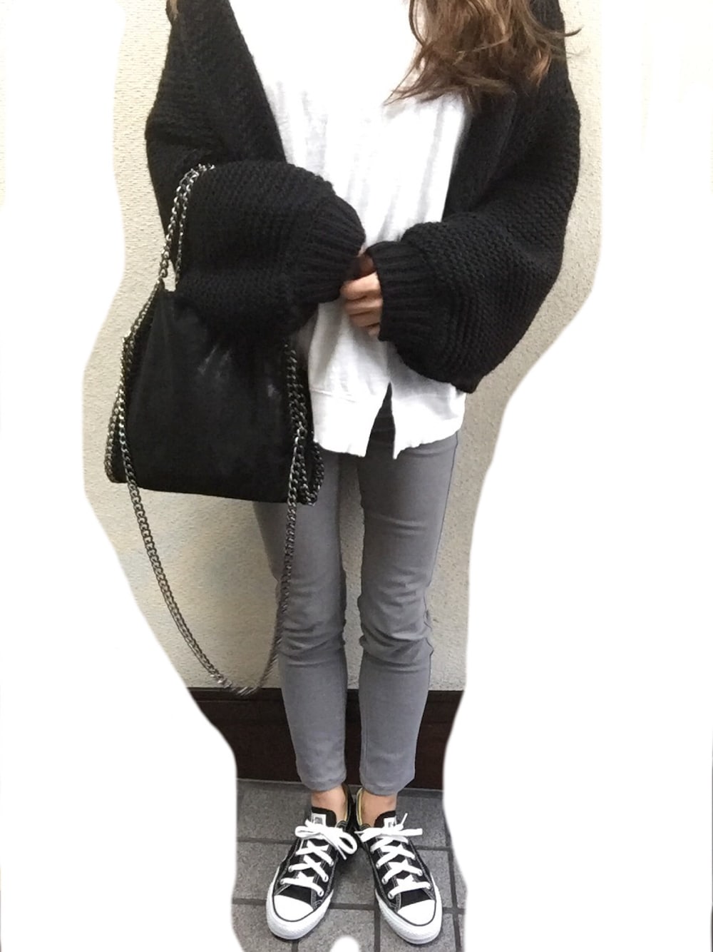 「グレーパンツ、モノトーン」｜「H&Mのアイテム（デニムパンツ、グレー系）」を使った、sssさん（レディース・155cm）の春コーディネートの1枚目の写真