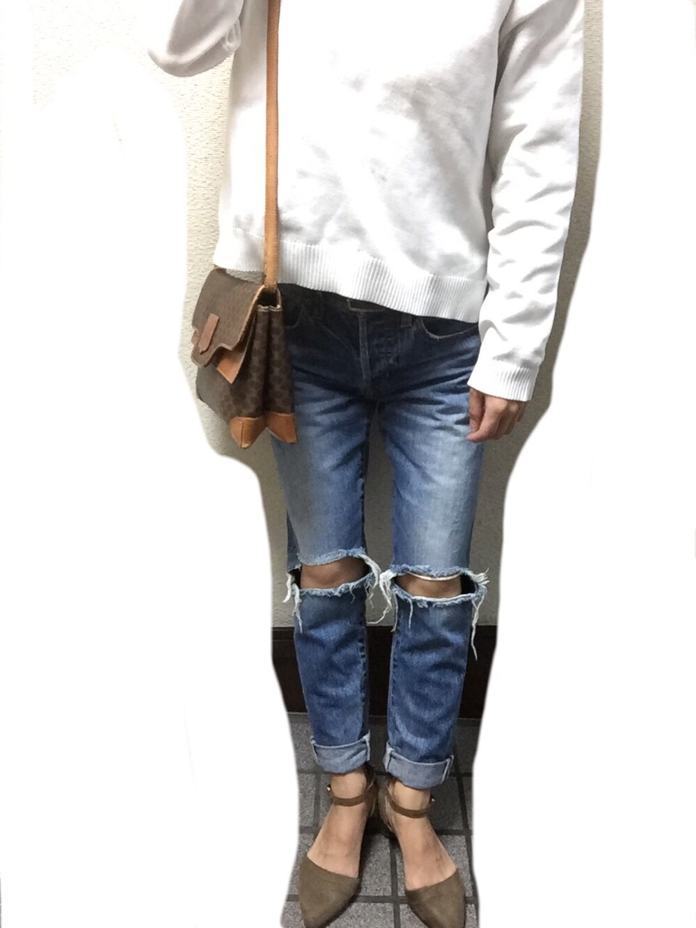「クラッシュデニム、オトナカジュアル」｜「AZUL by moussyのフェイクスウェードセパレートパンプス（パンプス、ベージュ系）」を使った、sssさん（レディース・155cm）の夏コーディネートの1枚目の写真