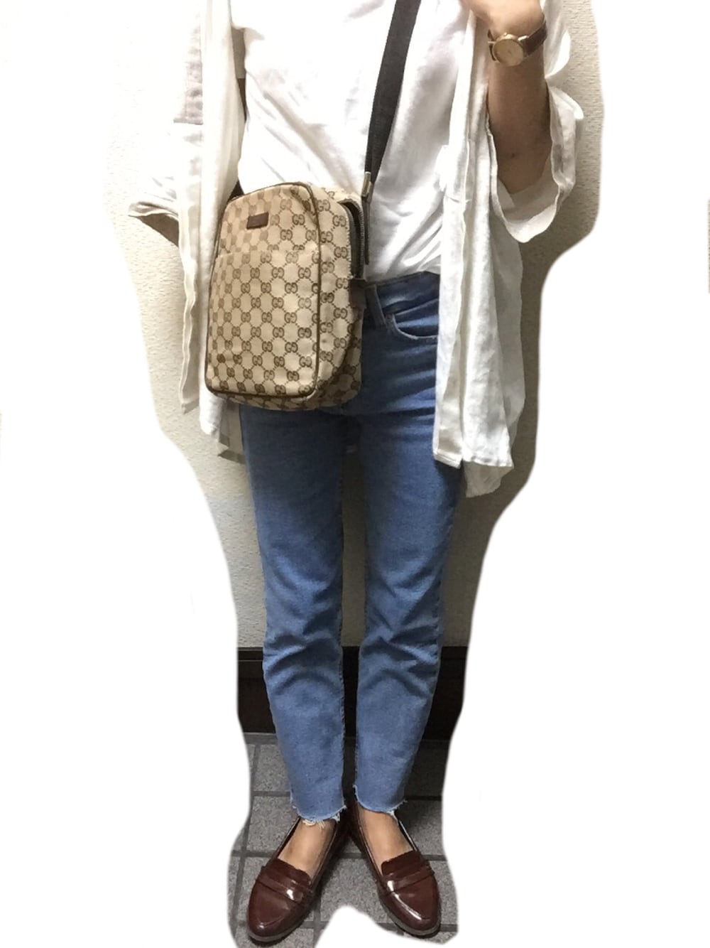 「白シャツ、白シャツ×デニム、古着」｜「Bershkaのアイテム（デニムパンツ、ブルー系）」を使った、sssさん（レディース・155cm）の秋コーディネートの1枚目の写真