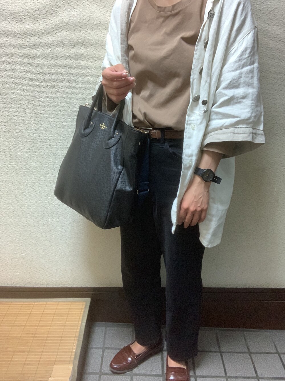 「白シャツ、ワイドパンツ、古着」｜「SACの軽くてシンプル2Wayハンド（ハンドバッグ、ブラック系）」を使った、sssさん（レディース・155cm）の春コーディネートの1枚目の写真