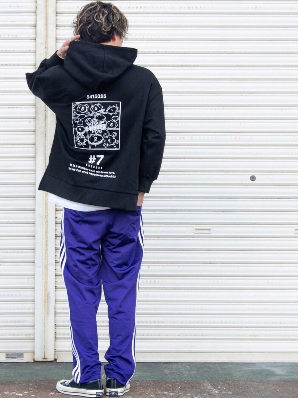 ブラック系のパーカー、パープル系のその他パンツ、ブラック系のスニーカーを着用したメンズの冬コーディネートの1枚目の写真