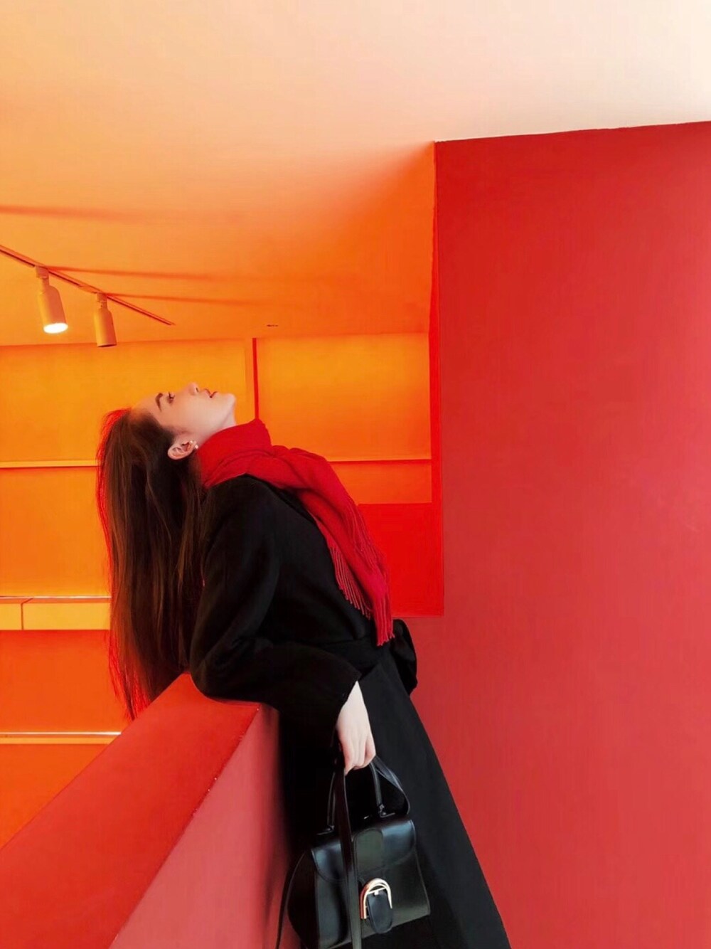 「ootd」｜「DELUXEのアイテム（ショルダーバッグ、ブラック系）」を使った、子诣君さん（レディース・165cm）の冬コーディネートの1枚目の写真
