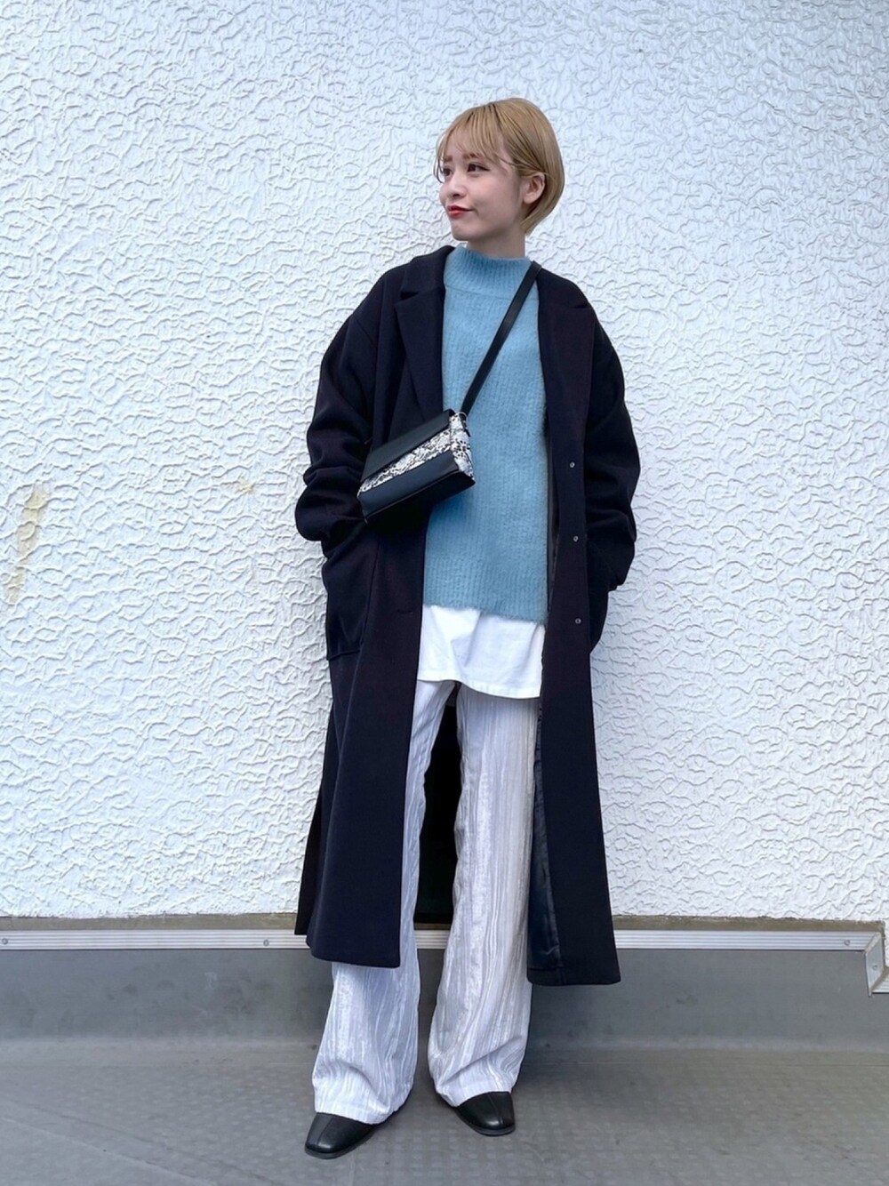 「冬コーデ、モード、ロングコート、ショートブーツ、PAGEBOY、低身長、スクエアトゥ、ハイネック、ベロアパンツ、カラーニット」｜「PAGEBOYのストレッチタイトショートブーツ（ブーツ、ブラック系）」を使った、okuyuさん（レディース・154cm）の冬コーディネートの1枚目の写真
