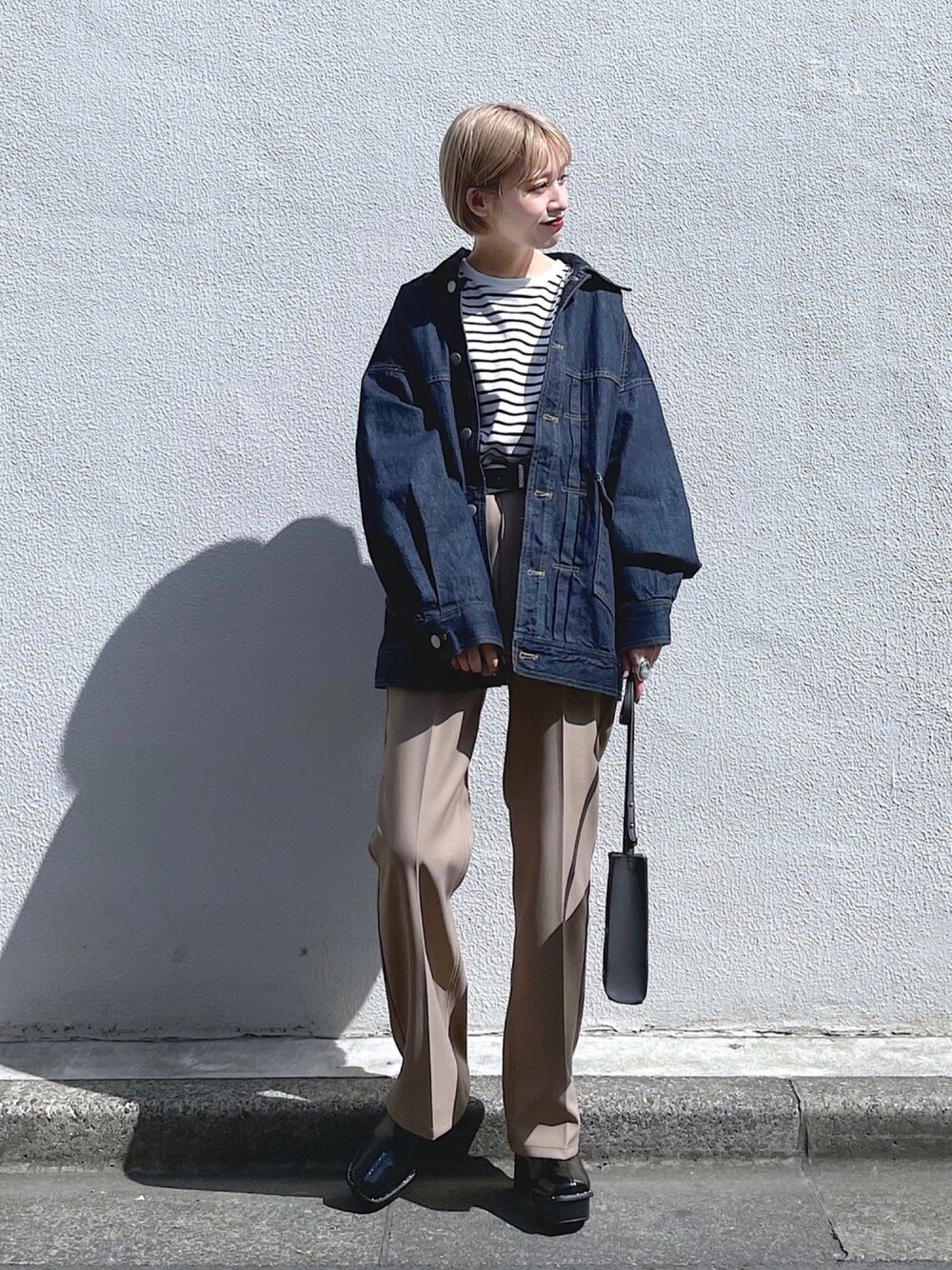 「PAGEBOY、ページボーイ、休日スタイル、きれいめカジュアル、春夏コーデ、ゆるコーデ、モード、Wrangler、フレアパンツ、厚底シューズ」｜「PAGEBOYのスクエアミニショルダーAW（ショルダーバッグ、ブラック系）」を使った、okuyuさん（レディース・154cm）の春コーディネートの1枚目の写真