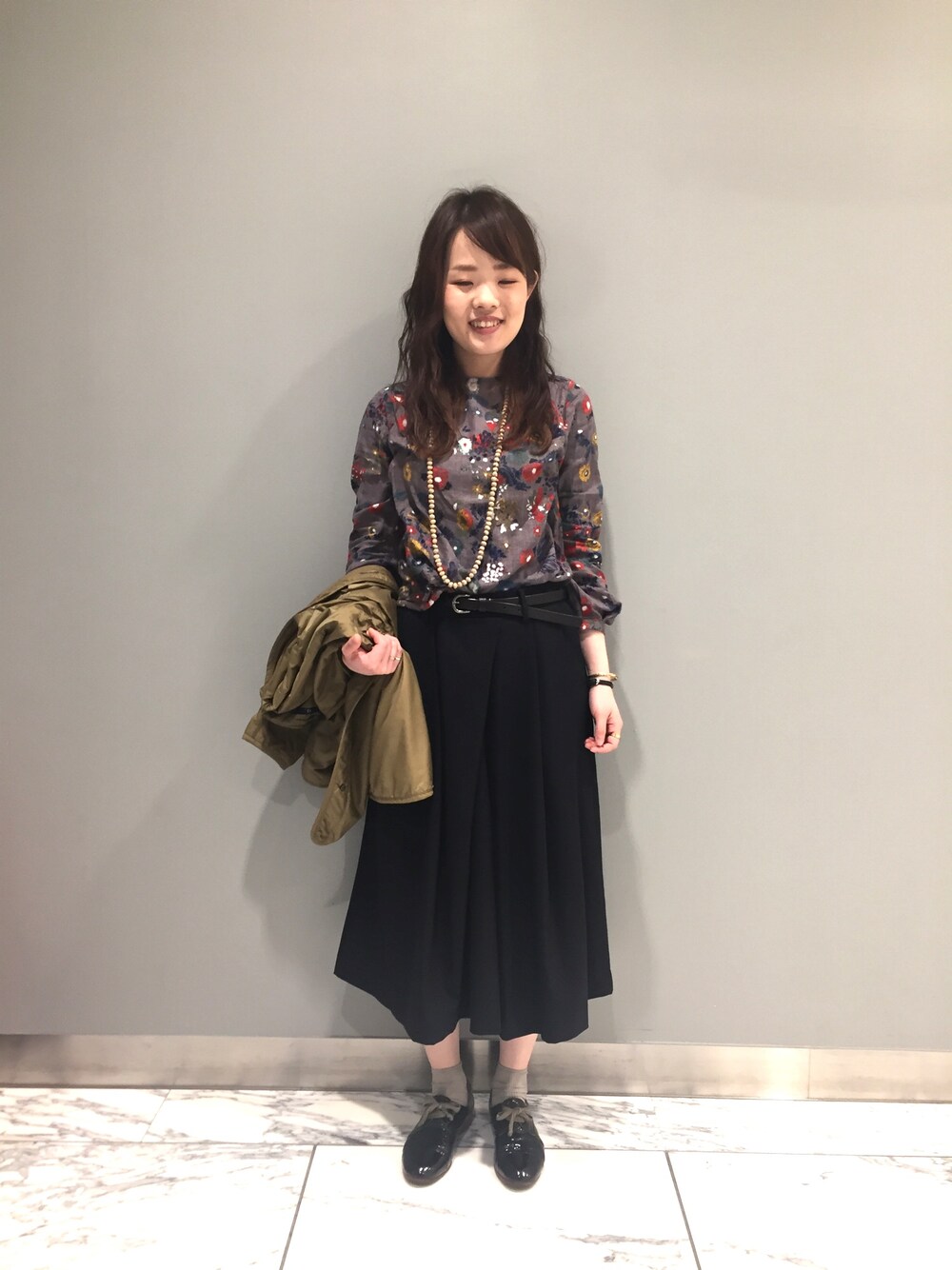 「大人カジュアル、花柄、ブラウス、キュロット、ナイロンジャケット」｜「45Rのポットマムプリントブラウス（シャツ/ブラウス、グレー系）」を使った、uchiyamaさん（レディース・159cm）の春コーディネートの1枚目の写真
