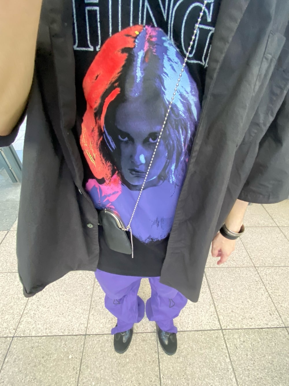 「休日スタイル、ビッグシルエット、シャツスタイル、古着MIX、ゆるコーデ」｜「STRENGER THINGSのアイテム（Tシャツ/カットソー、ブラック系）」を使った、rod155mphさん（メンズ・167cm）の秋コーディネートの1枚目の写真