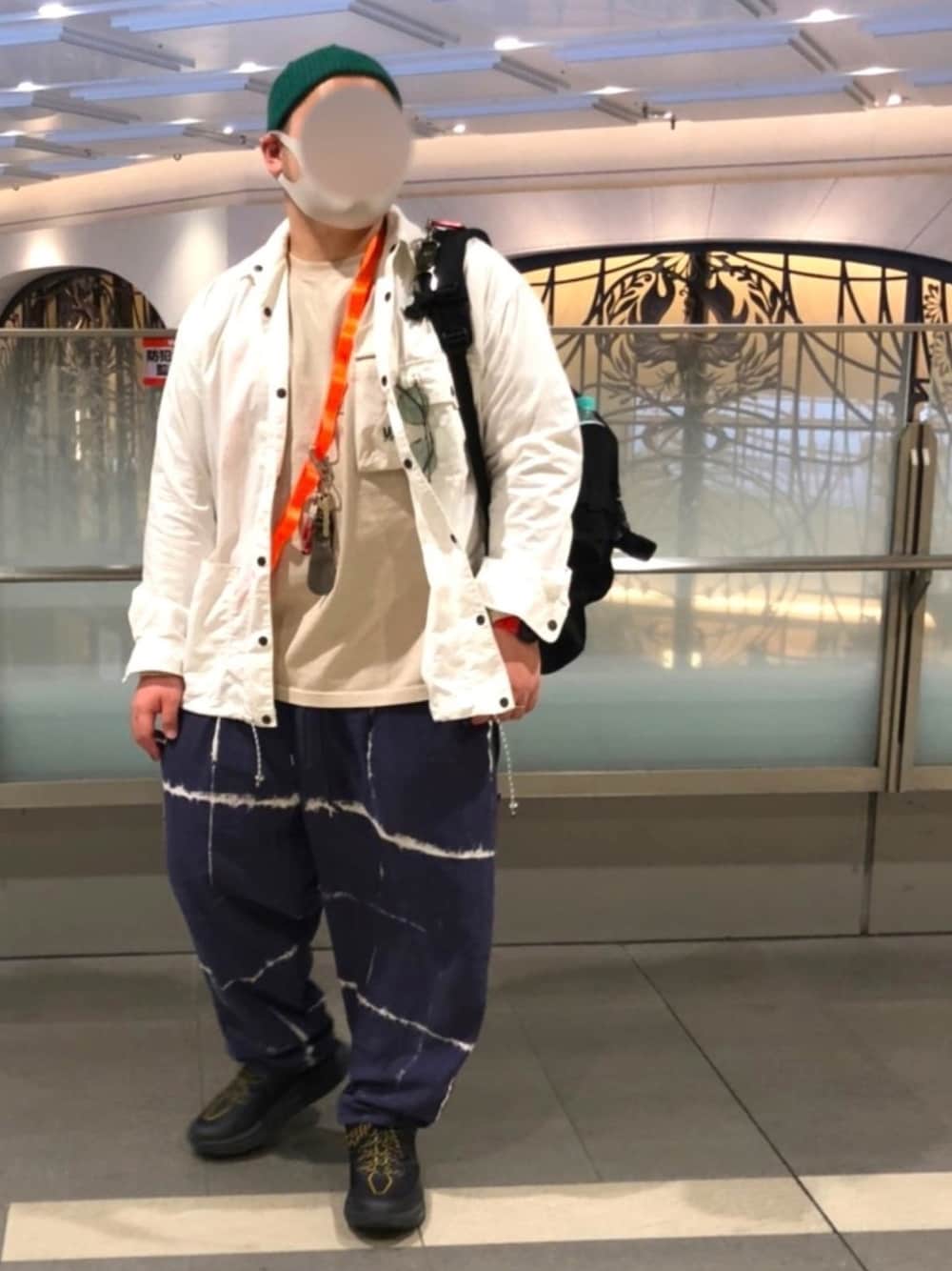 「MANASTASH、and wander、jarnal standard、HOKAONEONE」｜「MANASTASHのMANASTASH/マナスタッシュ　MANA x SMILE COTTON KNIT CAP ニットキャップ（ニットキャップ/ビーニー、グリーン系）」を使った、ウェザーさん（メンズ・166cm）の春コーディネートの1枚目の写真