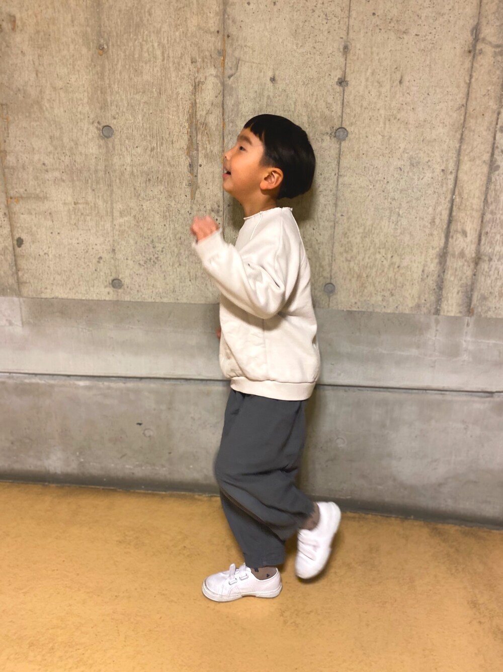 「キッズコーデ、シンプル、男の子、kidsfashion、6歳男の子、キッズファッション、プチプラ」｜「monmimiのアイテム（スウェット、ベージュ系）」を使った、yukilunettesさん（キッズ・122cm）の春コーディネートの1枚目の写真