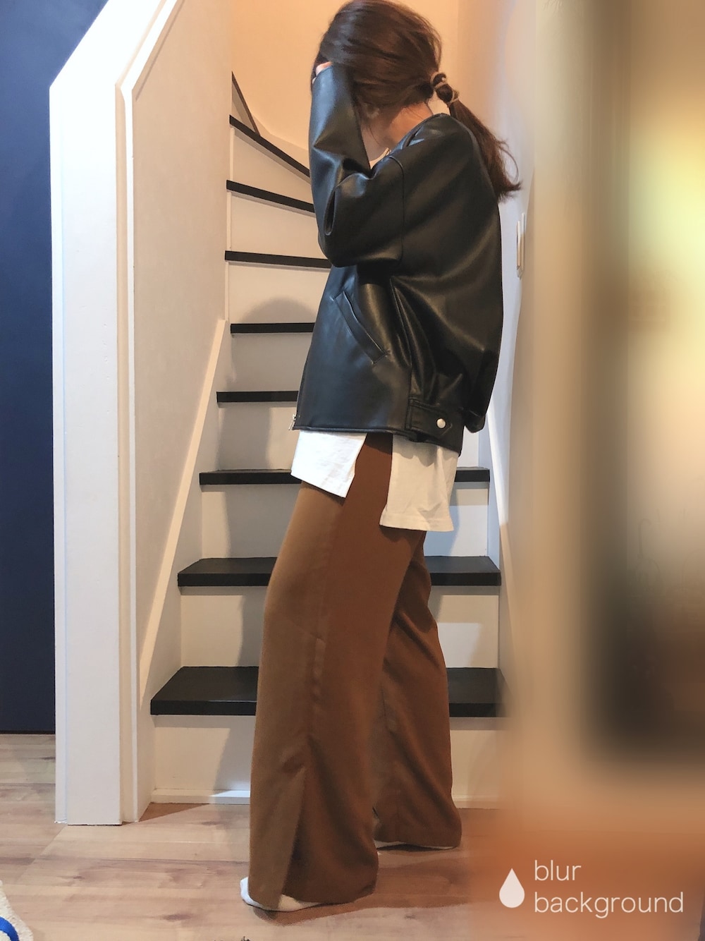 「ママコーデ、ママファッション、ライダース、フレアパンツ、ロンT、ゆるコーデ、オーバーサイズ、ブラウンパンツ、レザージャケット」｜「JEANASISのアイテム（ライダースジャケット、ブラック系）」を使った、むちむちくんのママさん（レディース・154cm）の春コーディネートの1枚目の写真