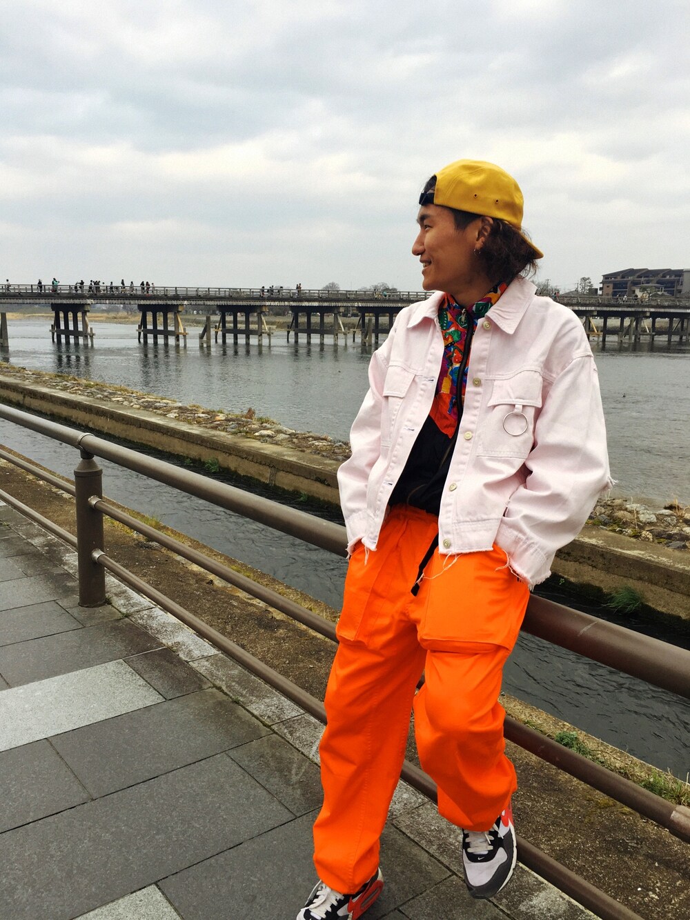 「carhartt、STUDIOSEVEN、渡月橋」｜「Carharttの【ZOZO限定展開中】Carhartt(カーハート)/ LOGO STARTER CAP（キャップ、イエロー系）」を使った、HIRAKUさん（メンズ・170cm）の春コーディネートの1枚目の写真