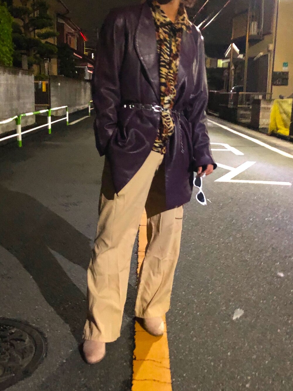 「レザーコート、レオパード、フレアパンツ、チェーンベルト」｜「FOREVER 21のアイテム（ブーツ、ピンク系）」を使った、HIRAKUさん（メンズ・170cm）の春コーディネートの1枚目の写真