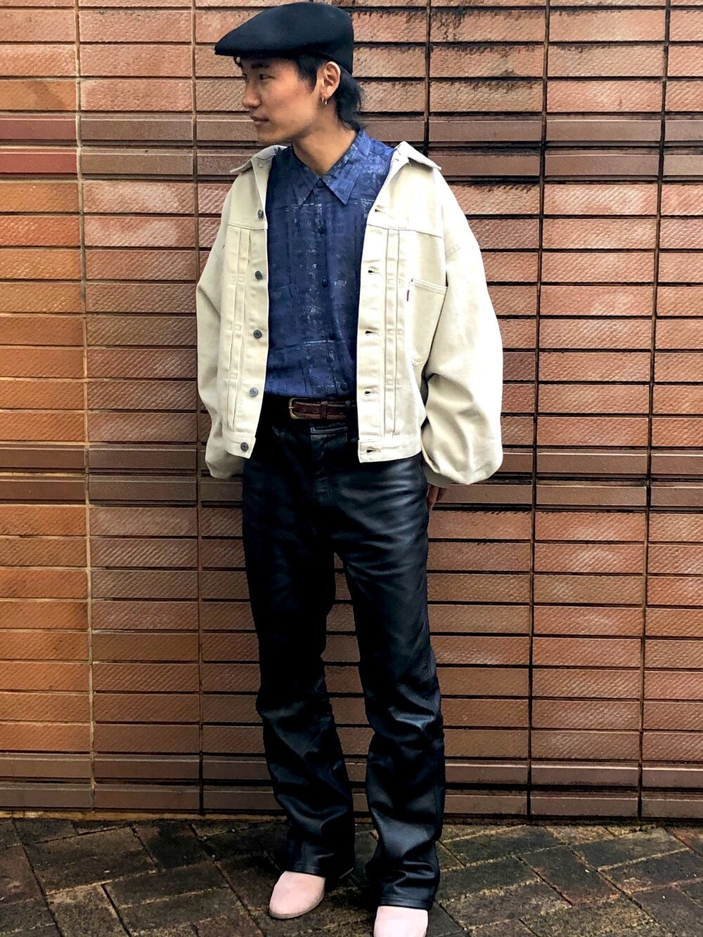 「レザーパンツ、デニムジャケット、ハンチング、KANGOL」｜「KANGOLのアイテム（ハンチング/ベレー帽、ブラック系）」を使った、HIRAKUさん（メンズ・170cm）の春コーディネートの1枚目の写真