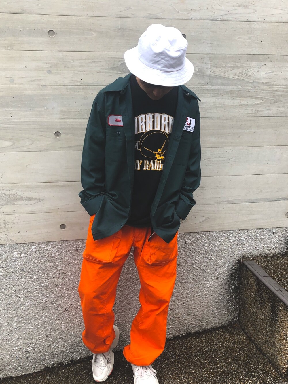 「ワークシャツ、バケットハット、STUDIOSEVEN、GU、ロンT」｜「STUDIO SEVENのアイテム（カーゴパンツ、オレンジ系）」を使った、HIRAKUさん（メンズ・170cm）の春コーディネートの1枚目の写真