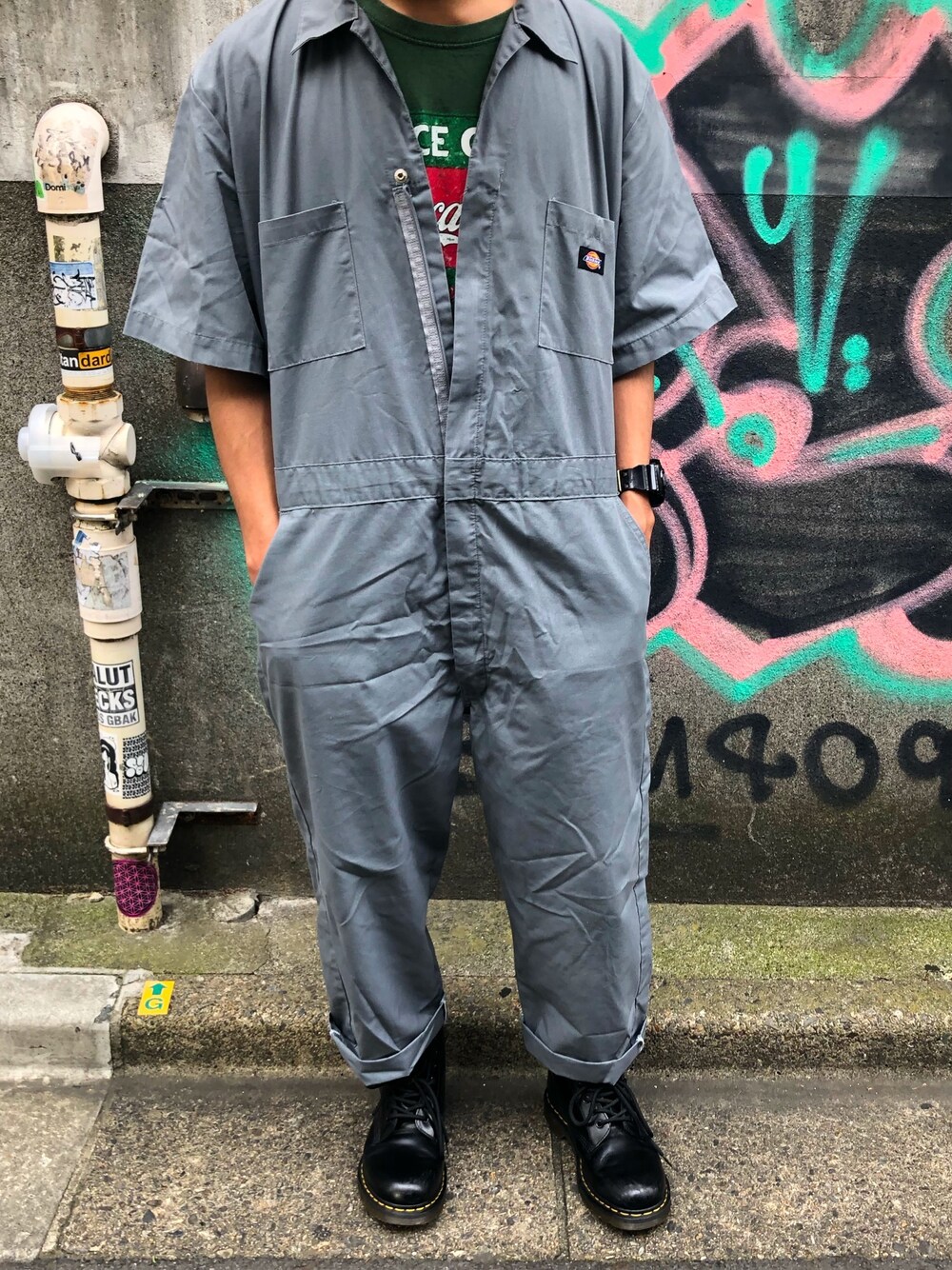 「ジャンプスーツ、つなぎ、Dickies、Dr.Martens」｜「Dickiesのアイテム（つなぎ/オールインワン、グレー系）」を使った、HIRAKUさん（メンズ・170cm）の夏コーディネートの1枚目の写真