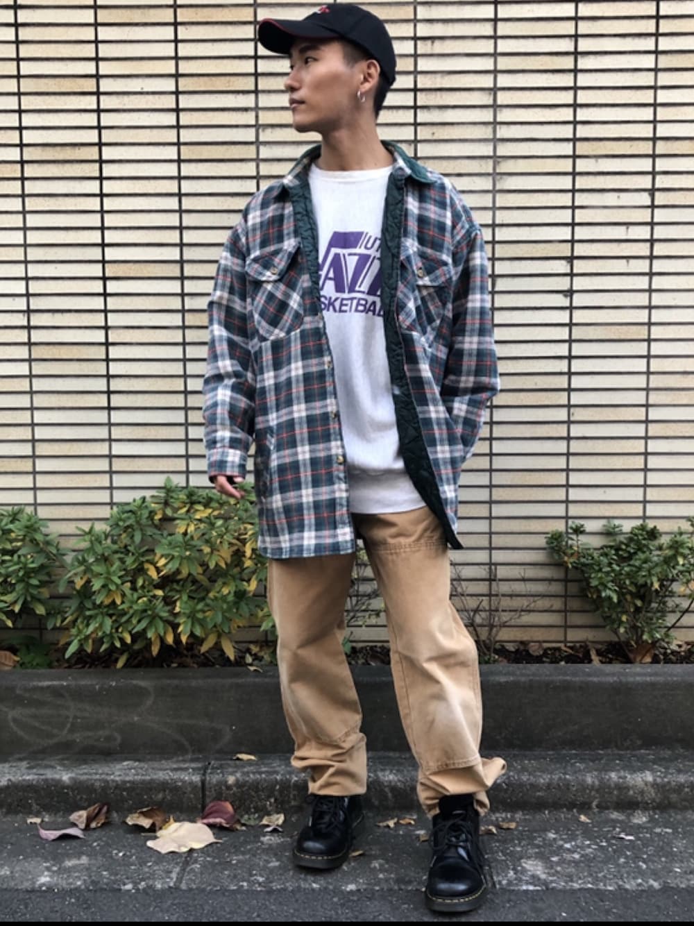 「ネルシャツ、ペインターパンツ、carhartt、Dr.Martens」｜「Carharttのアイテム（パンツ、ブラウン系）」を使った、HIRAKUさん（メンズ・170cm）の春コーディネートの1枚目の写真