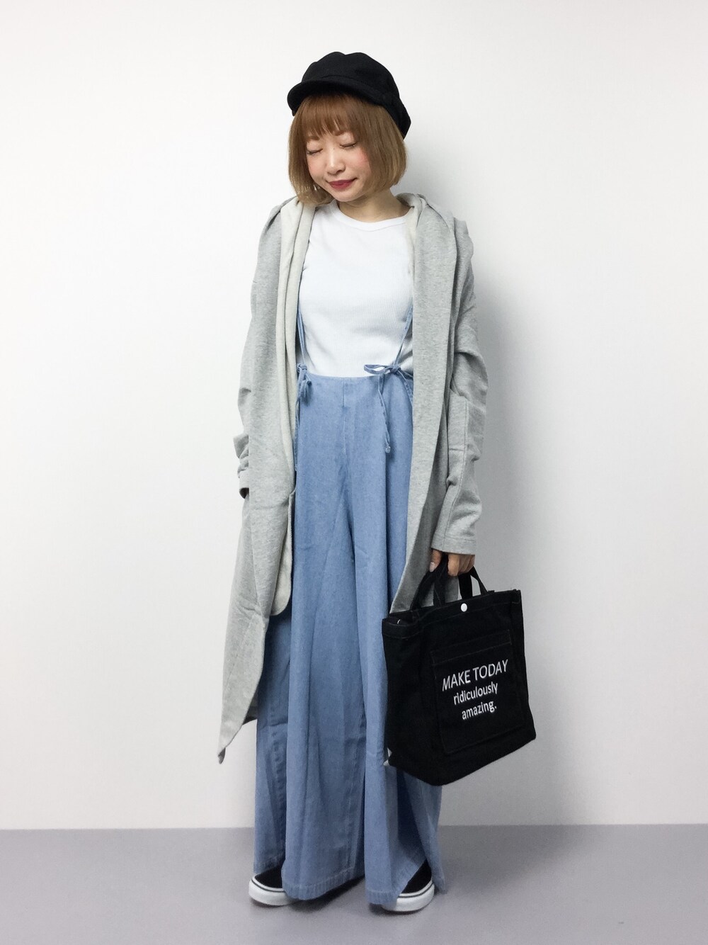 「カーディガン、トートバッグ、denim、キャスケット、ワイドパンツ、casual、simple、低身長、ゆるコーデ」｜「AZUL by moussyの裏毛ニュアンスCD（カーディガン/ボレロ、グレー系）」を使った、いぴさん（レディース・152cm）の夏コーディネートの1枚目の写真