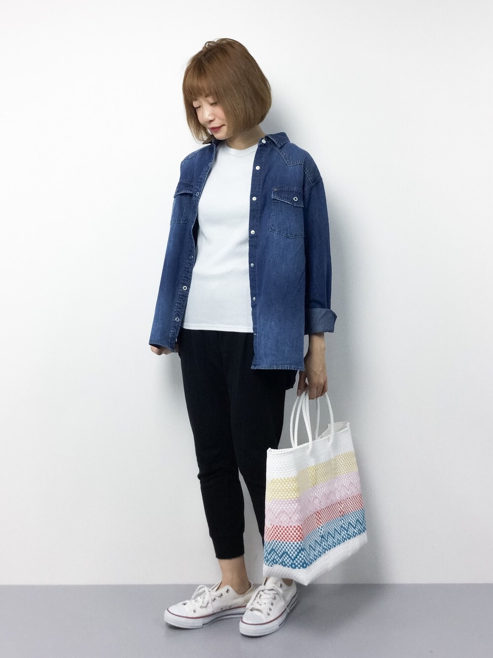 「converse、デニムシャツ、casual、simple、かごバッグ、低身長」｜「URBAN RESEARCHの UR デニムシャツ（シャツ/ブラウス、ブルー系）」を使った、いぴさん（レディース・152cm）の夏コーディネートの1枚目の写真