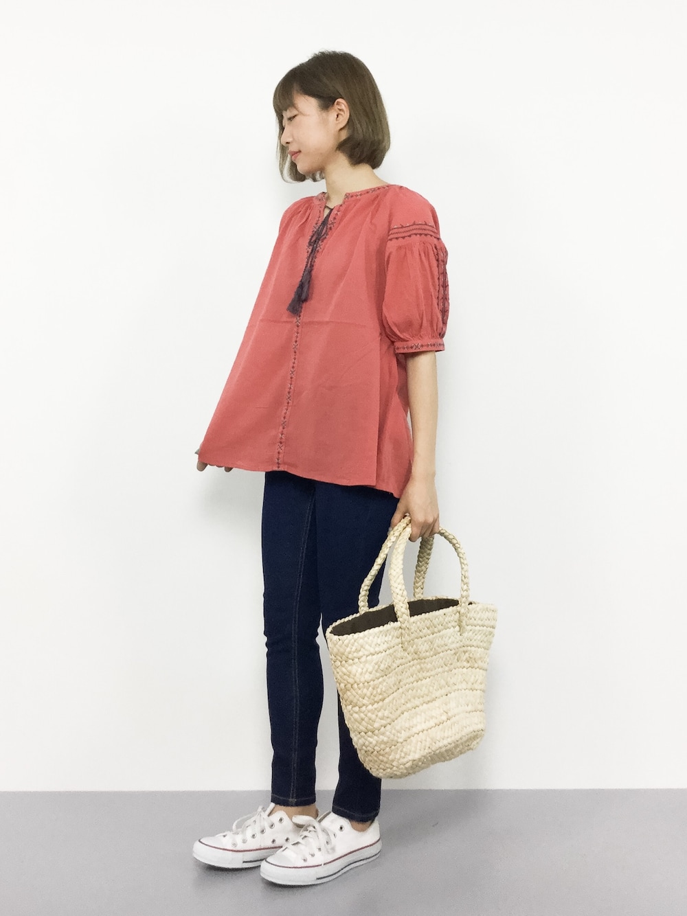「デニム、カジュアル、シンプル、converse、プルオーバー、刺繍、スキニーデニム、かごバッグ、夏コーデ、チビーズ✳︎」｜「w closetの刺繍入りボリューム袖プルオーバー（シャツ/ブラウス、ピンク系）」を使った、いぴさん（レディース・152cm）の夏コーディネートの1枚目の写真