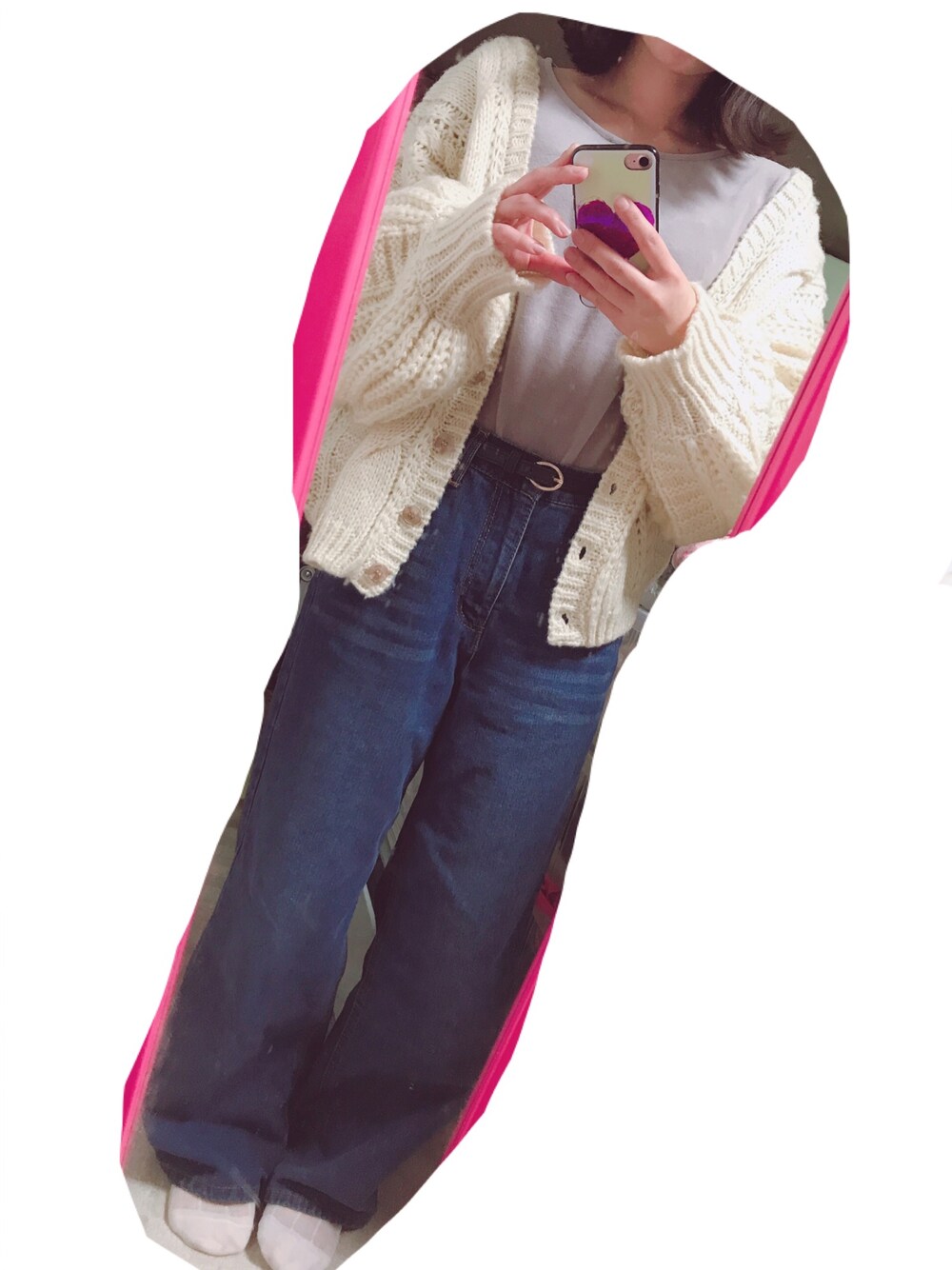 ホワイト系のカーディガン/ボレロ、グレー系のTシャツ/カットソー、ブルー系のデニムパンツを着用したレディースの春コーディネートの1枚目の写真