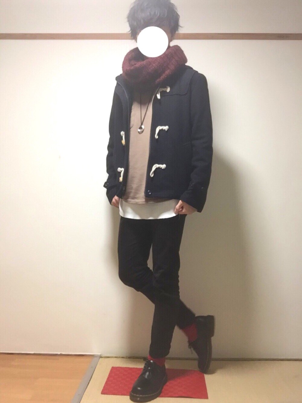 ブルー系のダッフルコート、ブラウン系のスウェット、ホワイト系のタンクトップを着用したメンズの冬コーディネートの1枚目の写真