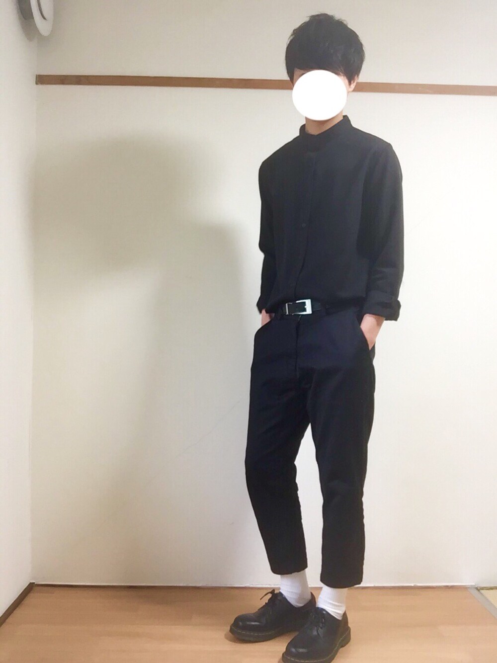 ブラック系のシャツ/ブラウス、ブラック系のチノパンツ、ブラック系のブーツを着用したメンズの春コーディネートの1枚目の写真