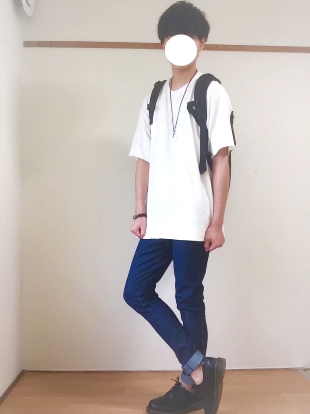 ホワイト系のTシャツ/カットソー、ブルー系のパンツ、ブラック系のバックパック/リュックを着用したメンズの夏コーディネートの1枚目の写真