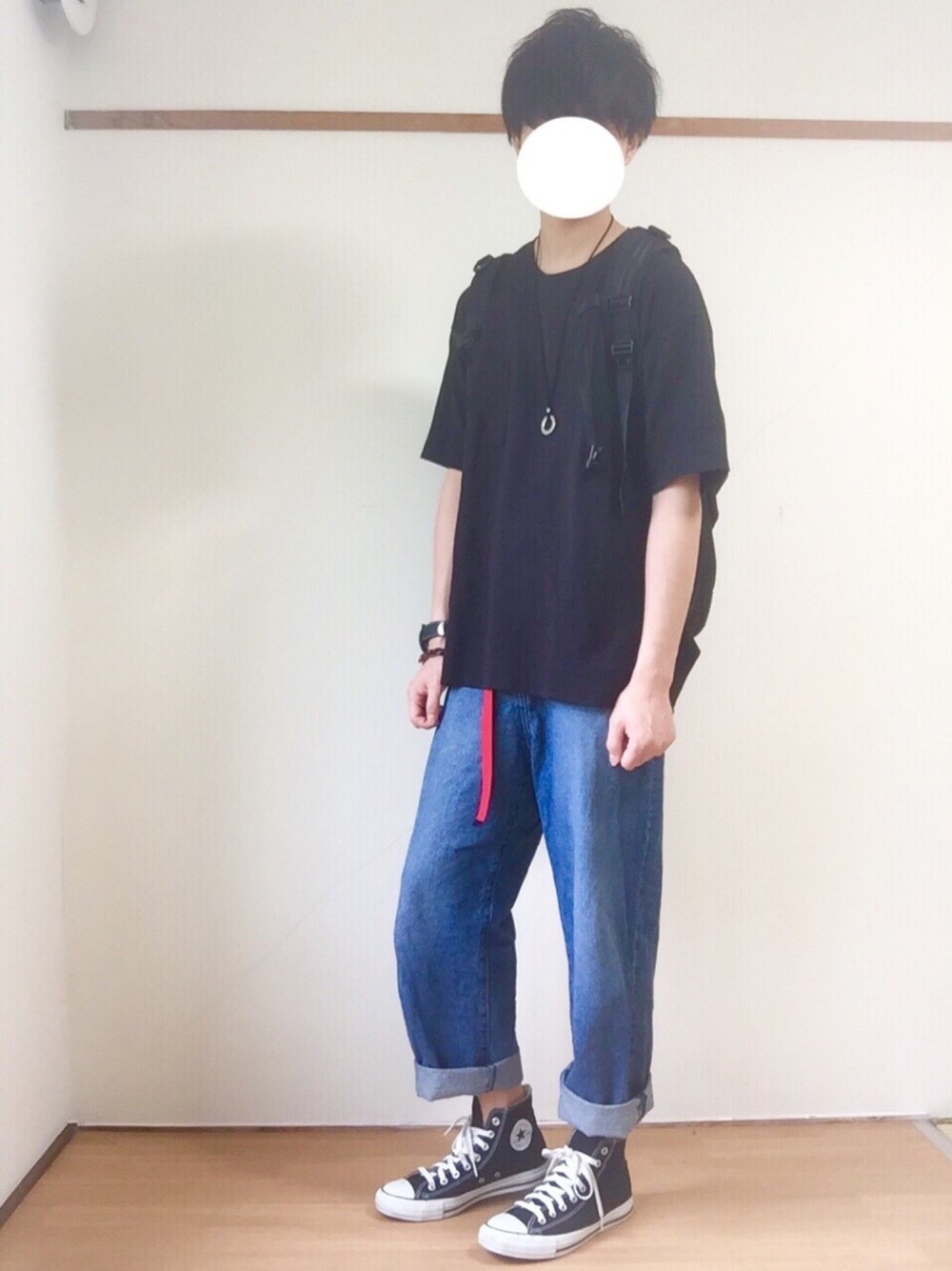 ブラック系のTシャツ/カットソー、ブルー系のデニムパンツ、ブラック系のスニーカーを着用したメンズの夏コーディネートの1枚目の写真