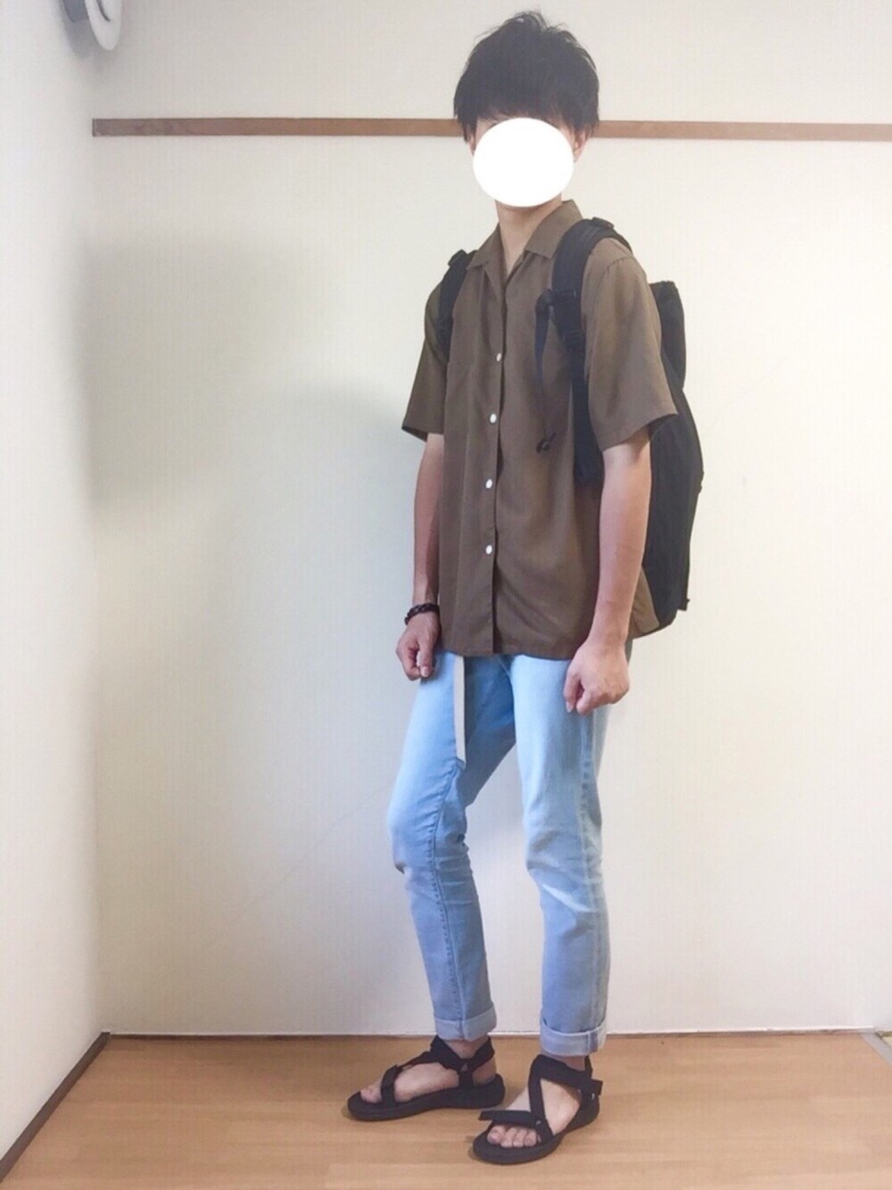 グリーン系のシャツ/ブラウス、ブルー系のデニムパンツ、ブラック系のシューズを着用したメンズの夏コーディネートの1枚目の写真