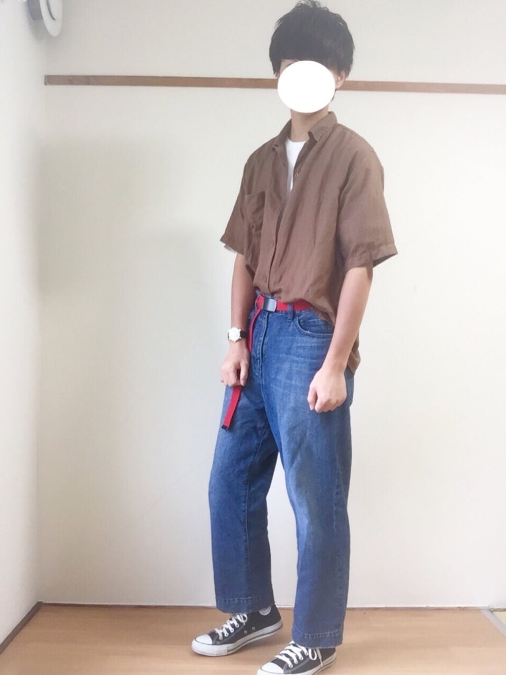 ブラウン系のシャツ/ブラウス、ホワイト系のTシャツ/カットソー、ブルー系のデニムパンツを着用したメンズの夏コーディネートの1枚目の写真