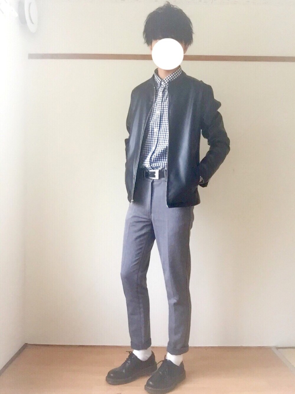 ブラック系のライダースジャケット、ブルー系のシャツ/ブラウス、グレー系のスラックスを着用したメンズの秋コーディネートの1枚目の写真
