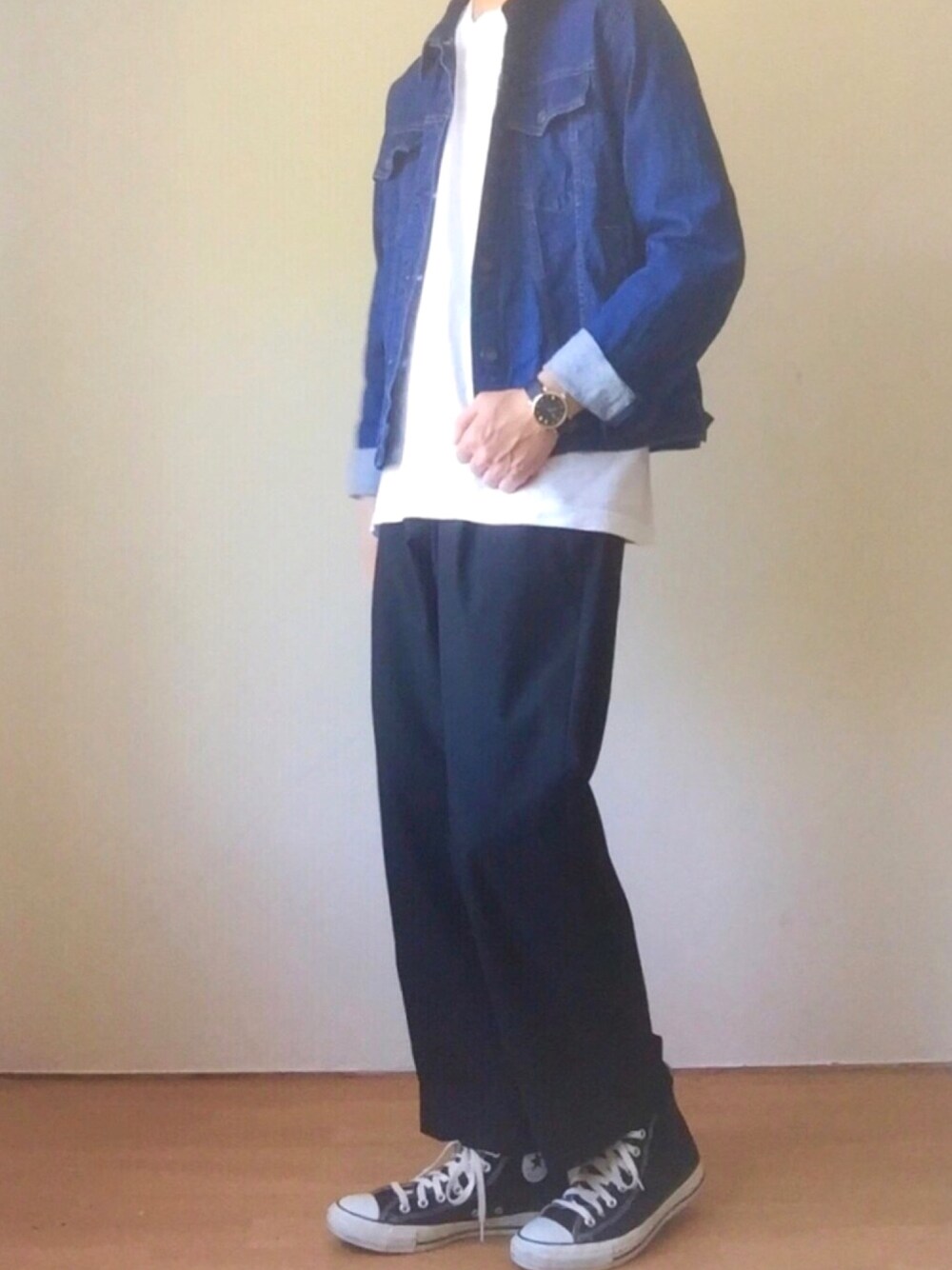 ブルー系のジャケット/アウター、ホワイト系のTシャツ/カットソー、ブラック系のスラックスを着用したメンズの秋コーディネートの1枚目の写真