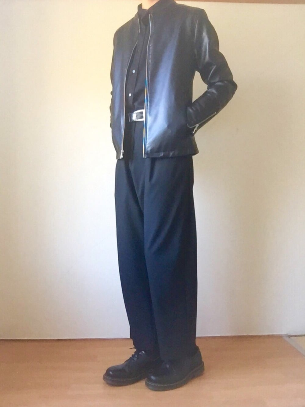 ブラック系のライダースジャケット、ブラック系のシャツ/ブラウス、ブラック系のスラックスを着用したメンズの秋コーディネートの1枚目の写真