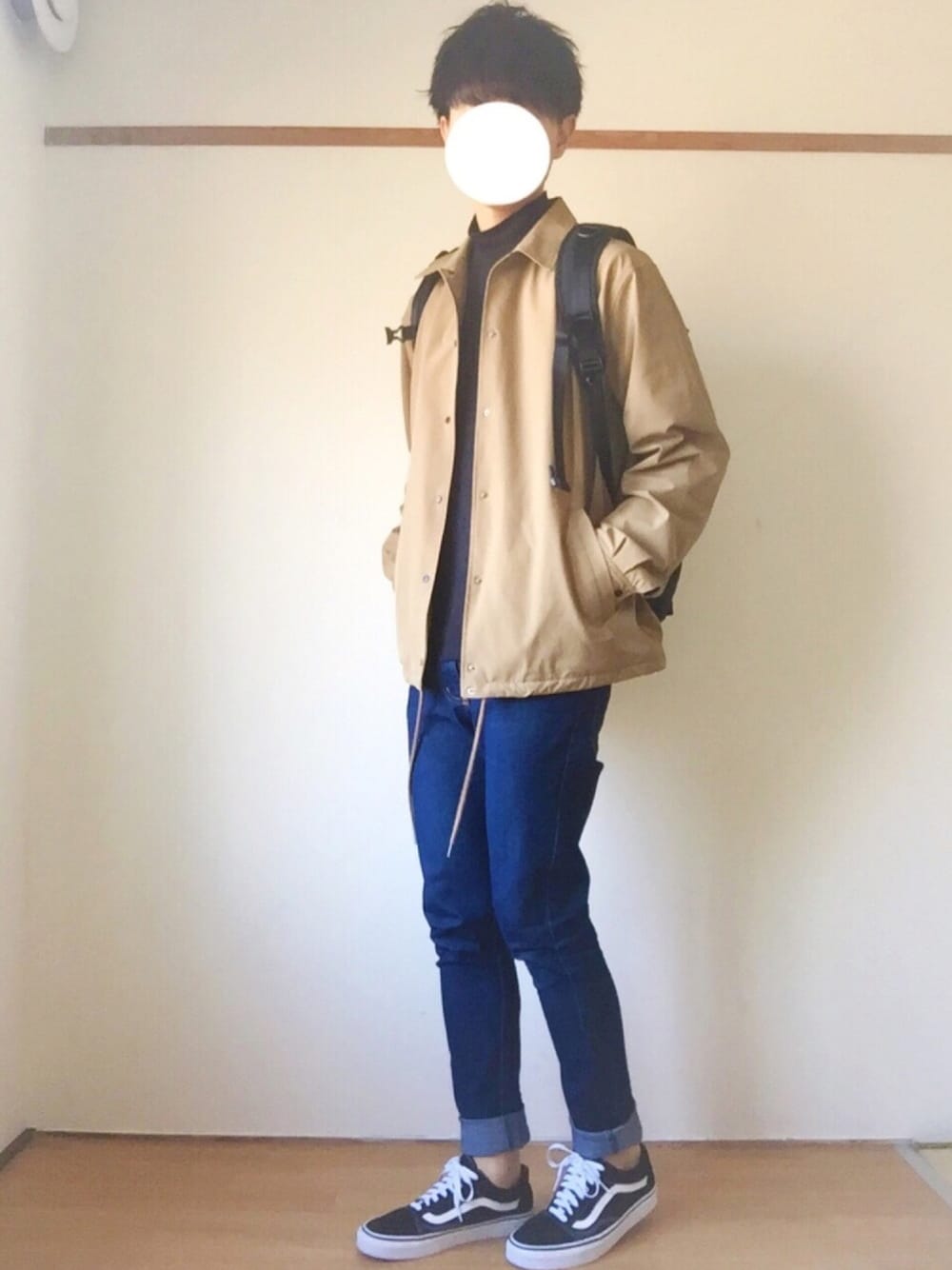 「シンプル、デニム、モックネック、コーチジャケット、オールドスクール、スニーカー、リュック、冬コーデ、きれいめカジュアル、プチプラ」｜「SENSE OF PLACE by URBAN RESEARCHの4WAYコーチジャケット（その他アウター、ベージュ系）」を使った、たいがさん（メンズ・172cm）の秋コーディネートの1枚目の写真