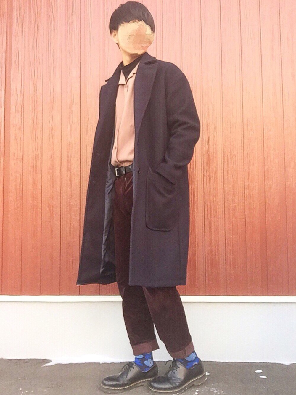 ベージュ系のシャツ/ブラウス、ブラック系のTシャツ/カットソー、ブラウン系のその他パンツを着用したメンズの冬コーディネートの1枚目の写真
