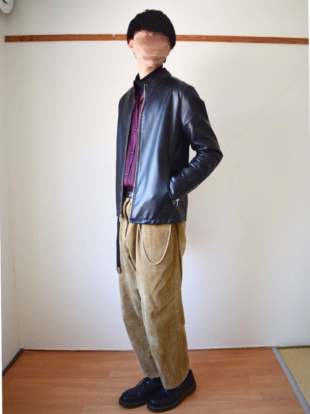 「ライダース、オープンカラーシャツ、タックイン、コーデュロイ、春コーデ、革靴、LIDnM、おしゃれさんと繋がりたい、シンプル、ブラック」｜「WEGOのWEGO/シングルライダースジャケット（ライダースジャケット、ブラック系）」を使った、たいがさん（メンズ・172cm）の冬コーディネートの1枚目の写真
